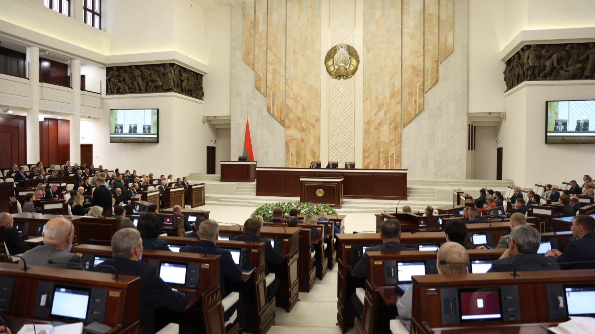 Парламентарии 1 октября обсудили актуальные вопросы повышения качества услуг и эффективности их оказания