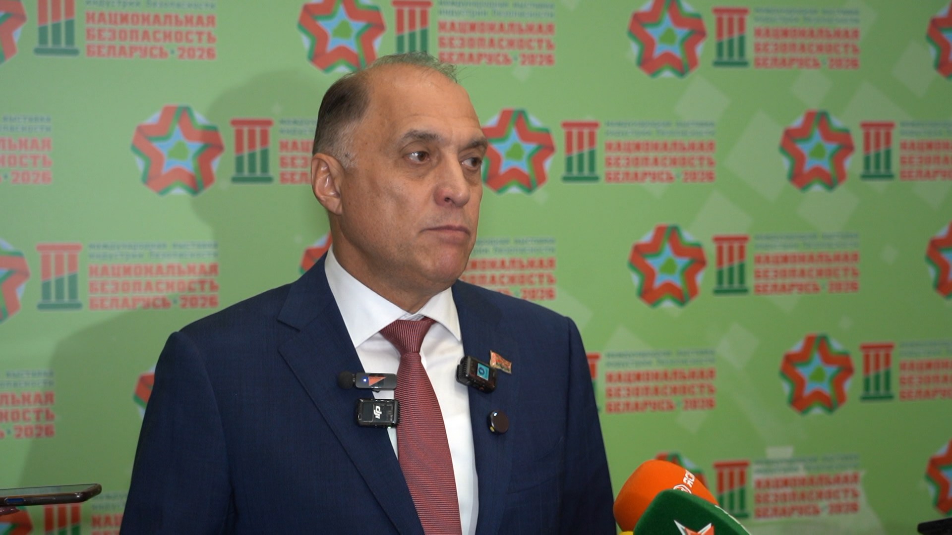 Александр Вольфович на выставек национальная безопасность