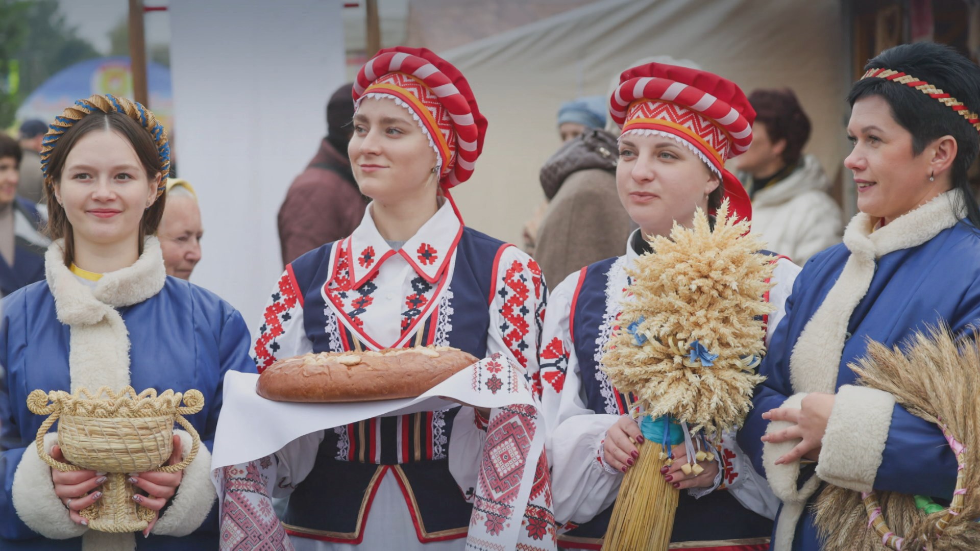 Девушки на "Дожинках"  с караваем