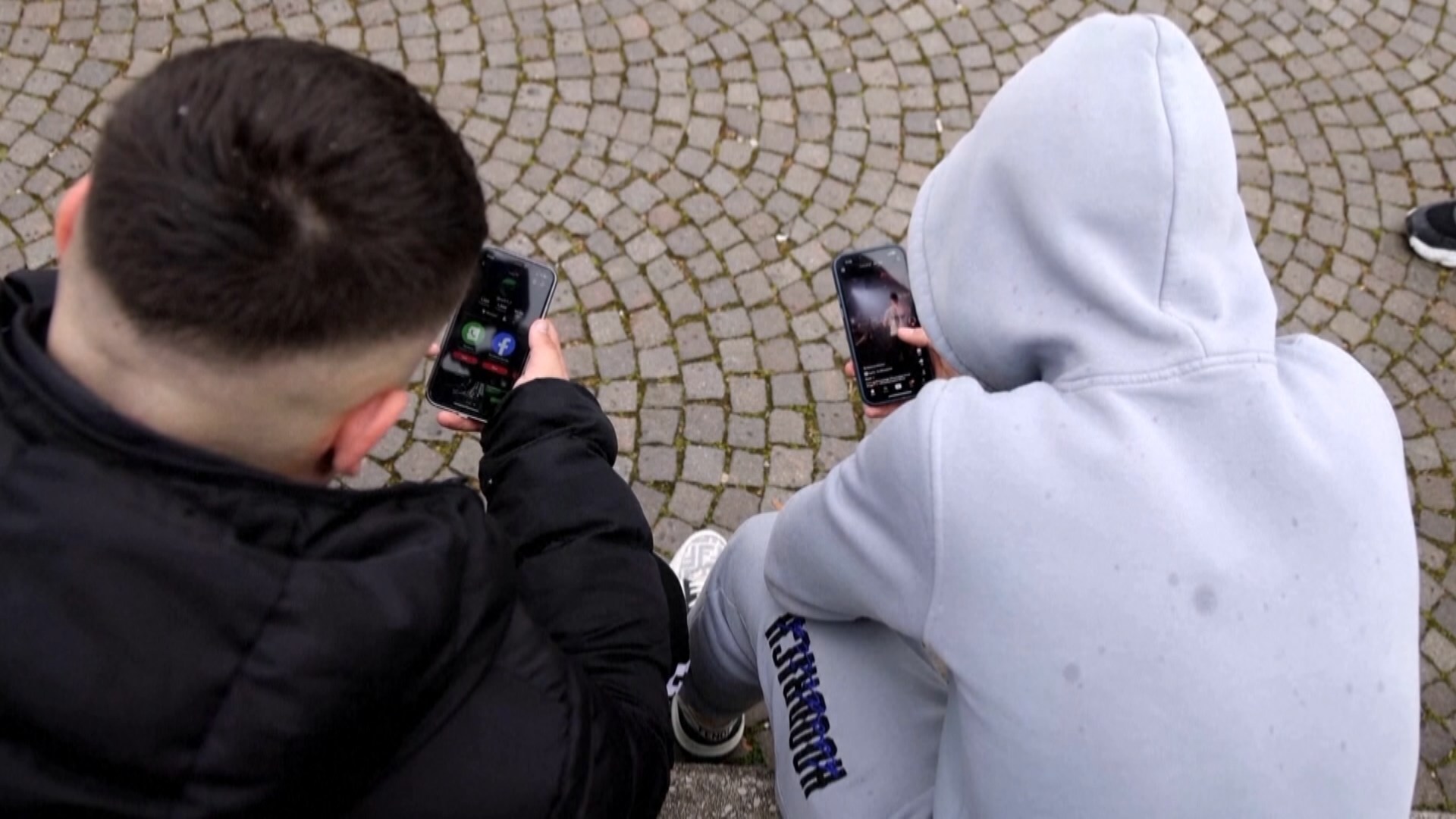 молодежь в руках со смартфонами