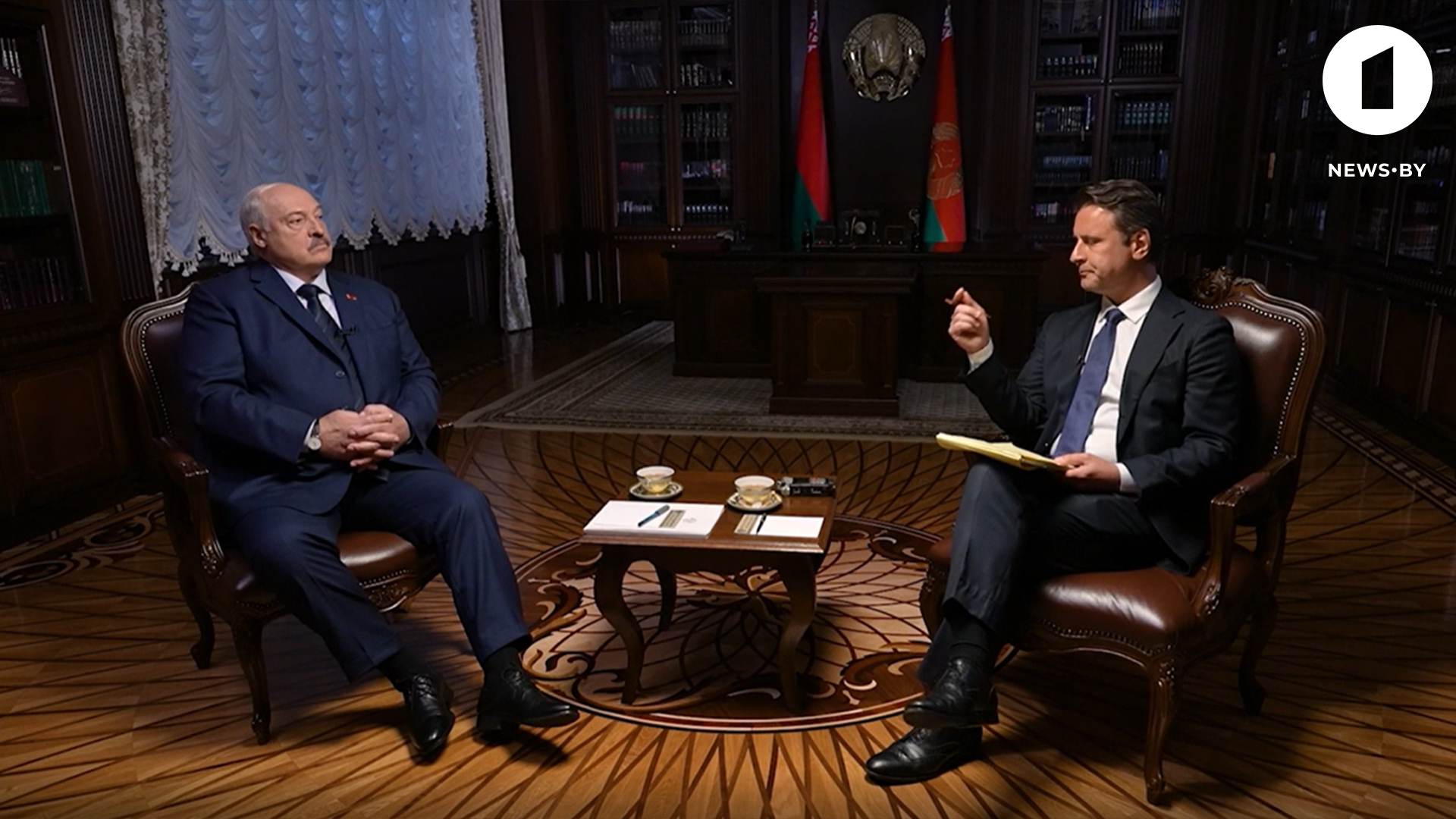 Александр Лукашенко дает интервью журналисту известного мирового издания