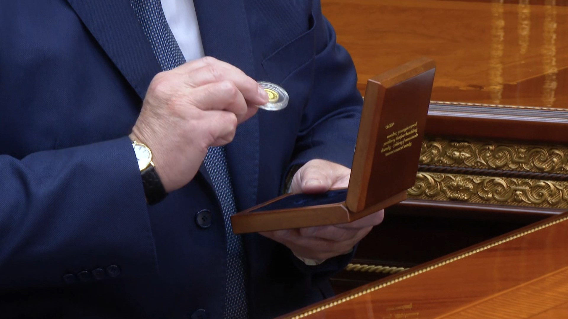 Первая белорусская золотая монета в руках Романа Головченко