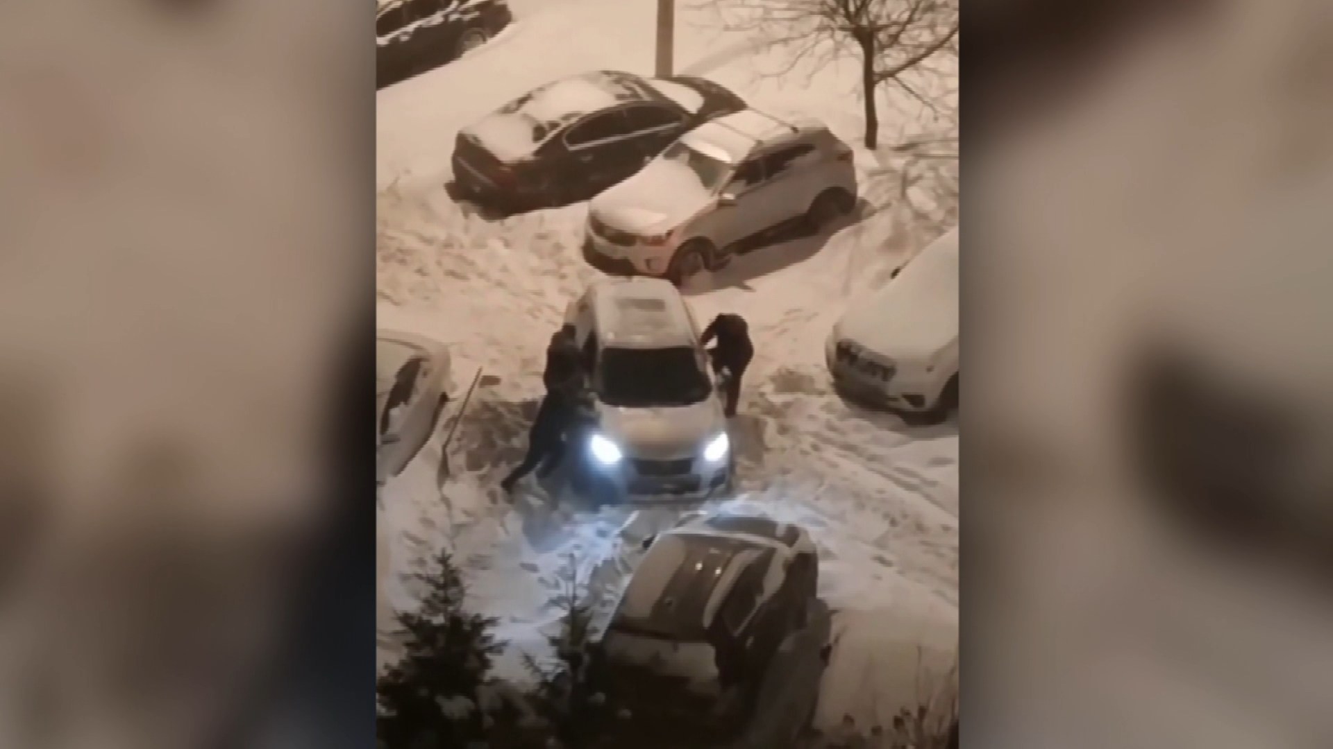 люди помогают выехать автомобилю из снега