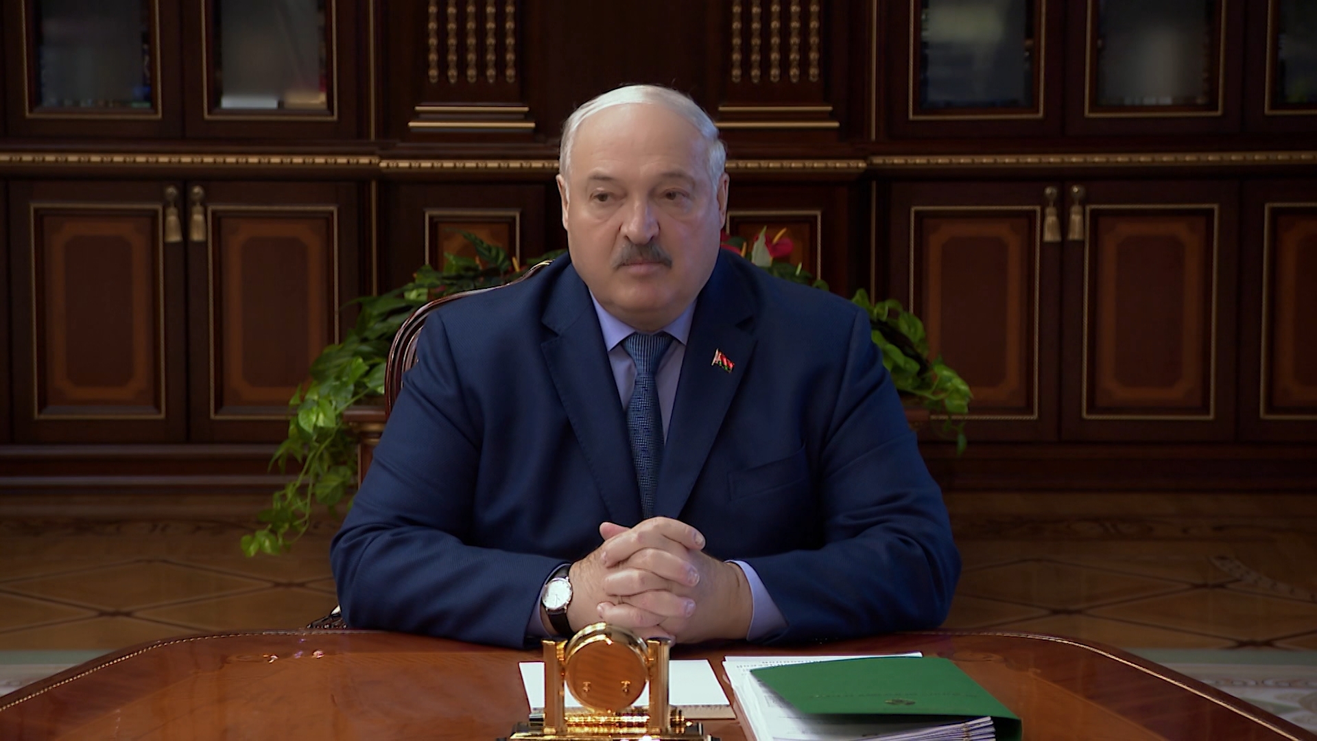 александр Лукашенко проводит совещание с сотрудниками КГБ