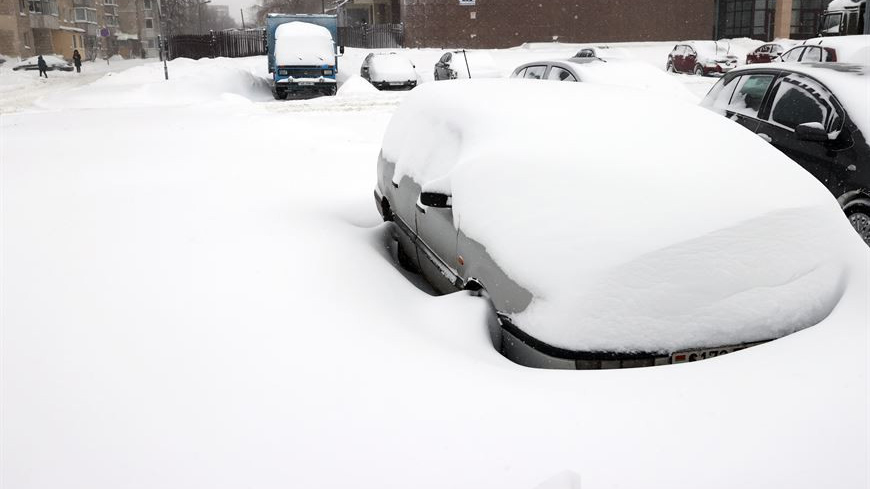 Машина под снегом во дворе