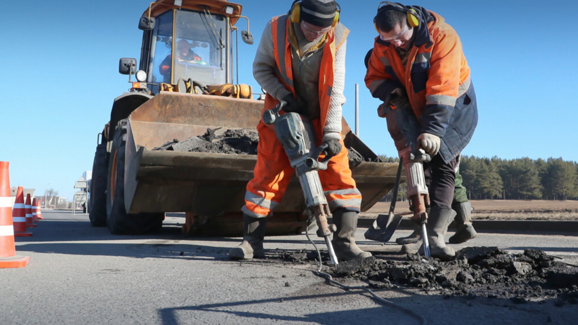 рабочие проводят ямочный ремонт