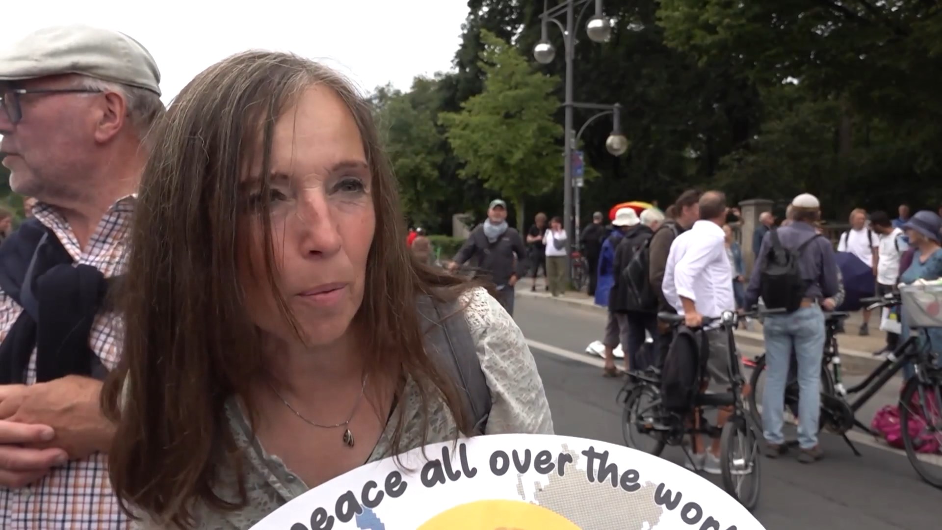 Активистка на антивоенном митинге в Берлине
