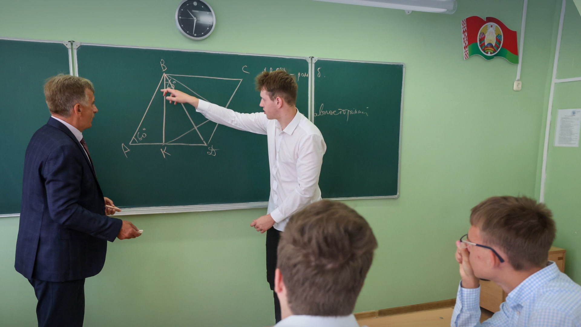 Учитель и ученик в классе
