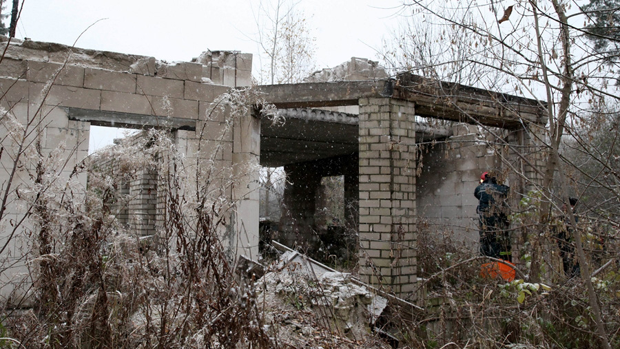 Старая и заброшенная постройка