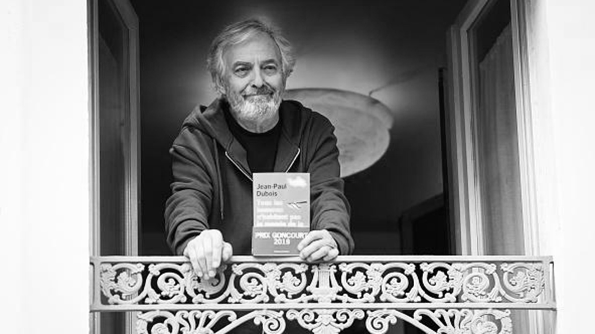 Жан-Поль Дюбуа умер в возрасте 74 лет Жан-Поль Дюбуа с книгой