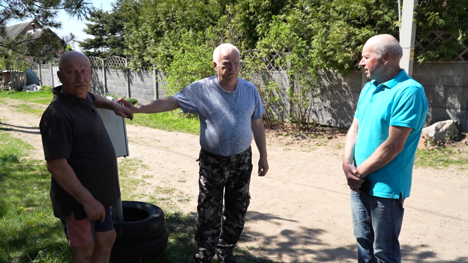 в центре деревни начинают собираться люди