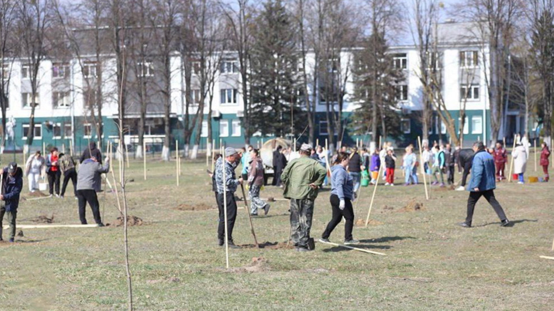 люди на субботнике