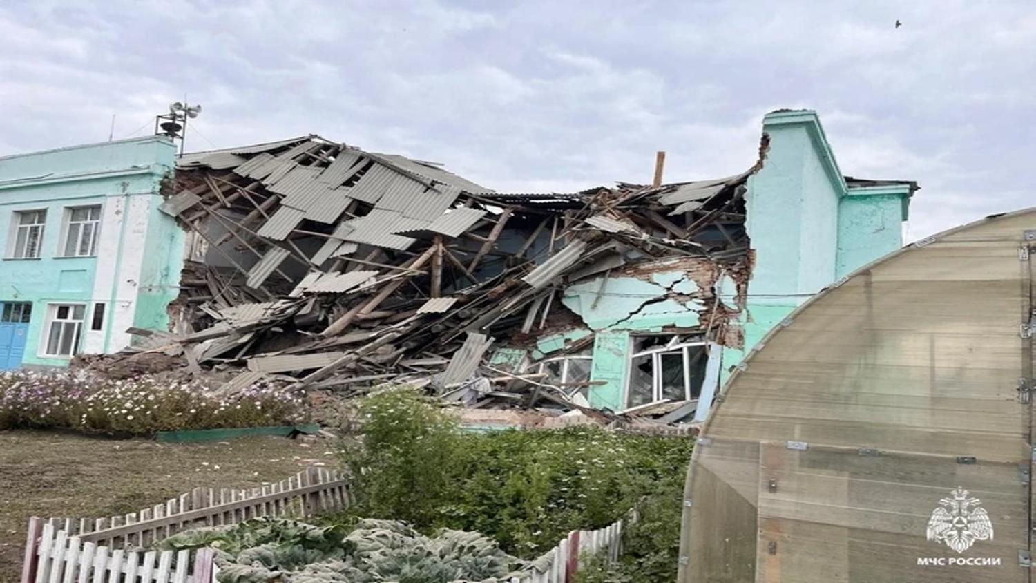 Часть здания школы обрушилась в городе Татарск Новосибирской области (Россия)
