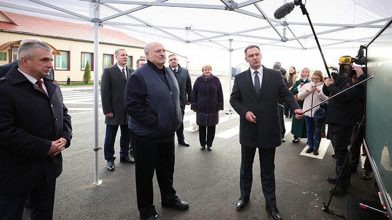 Лукашенко назвал строительство и обустройство дорог и мостов наиважнейшей задачей государства Александр Лукашенко на мероприятии