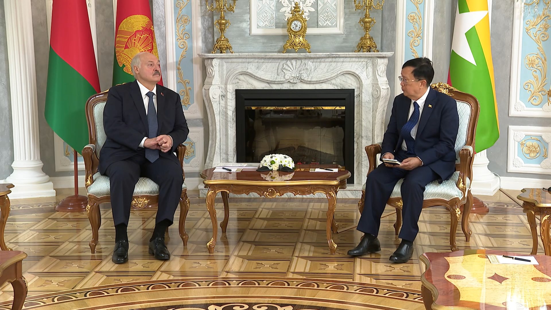 Александр Лукашенко и Аун Лин Две Президент Беларуси Александр Лукашенко и председатель Ассамблеи Союза Мьянмы Аун Лин Две