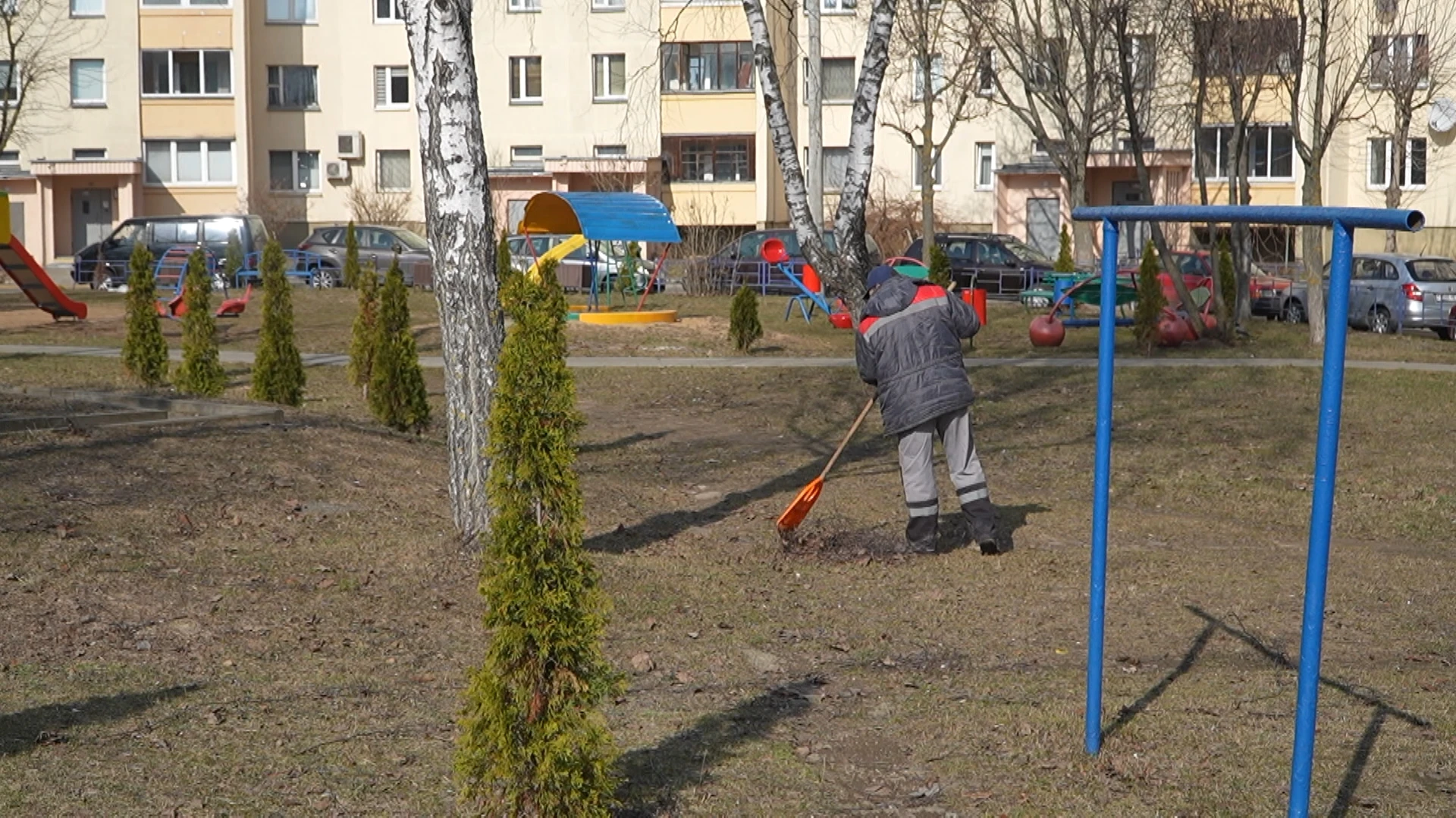 Люди наводят порядок