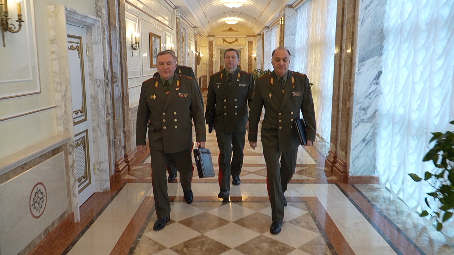 военные идут по коридору