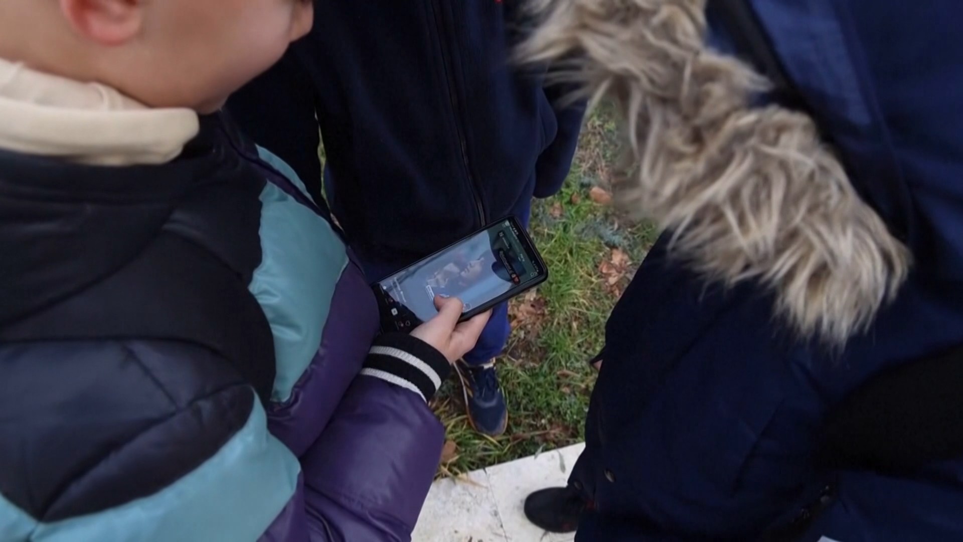 Дети с телефоном