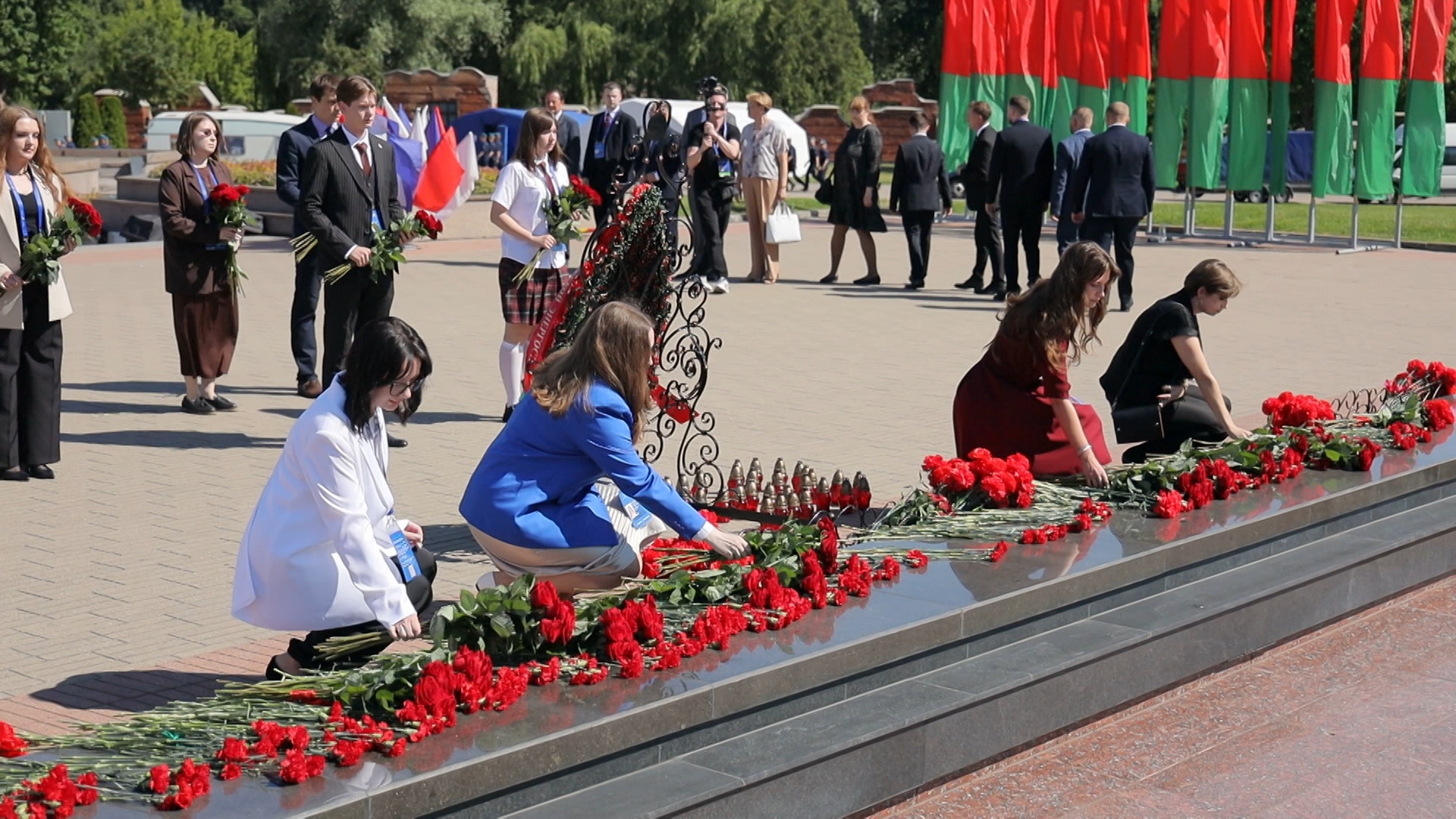 возложение цветов к мемориалу