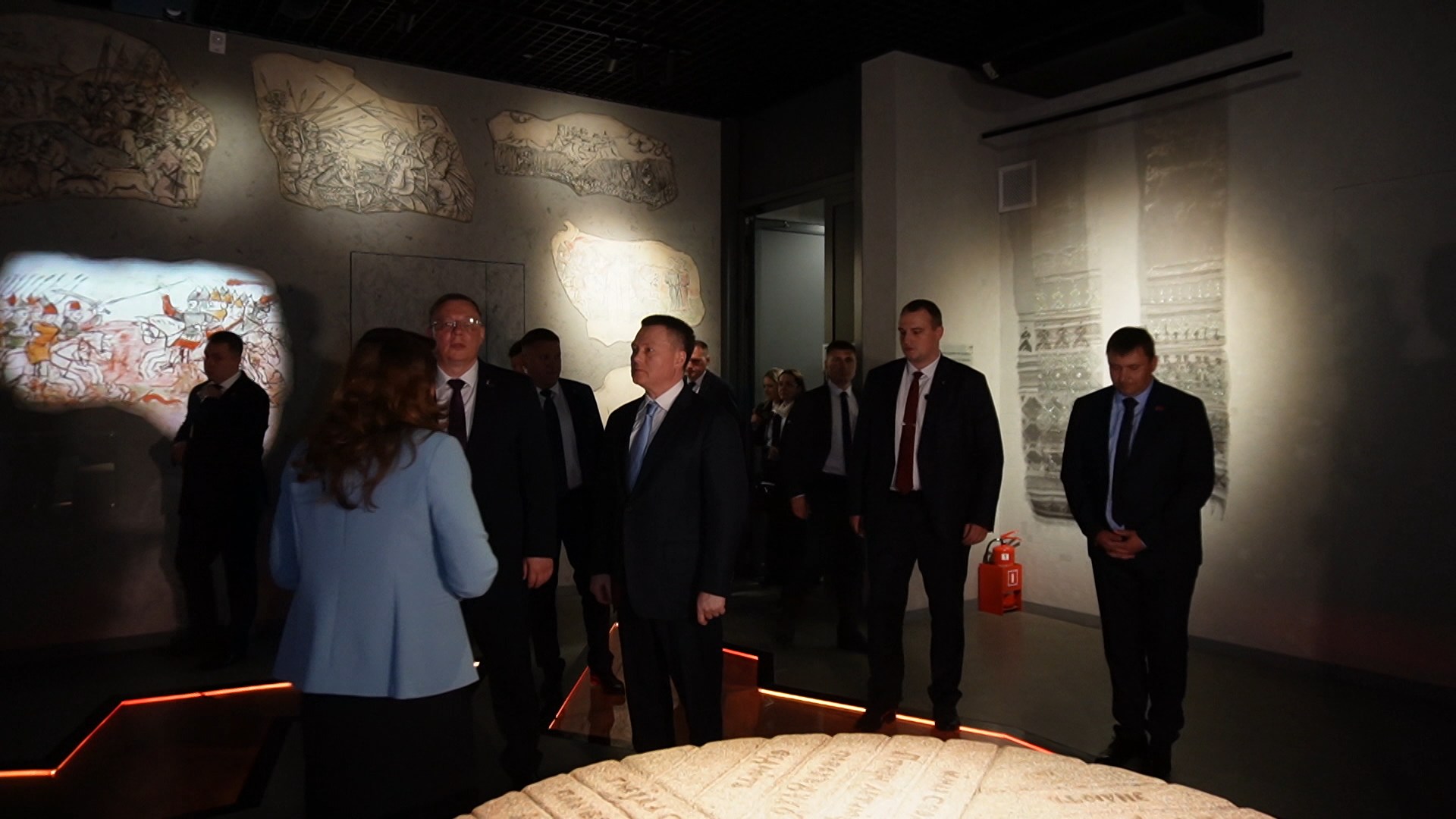 В Хатыни для гостей провели экскурсию по музею и мемориальному комплексу