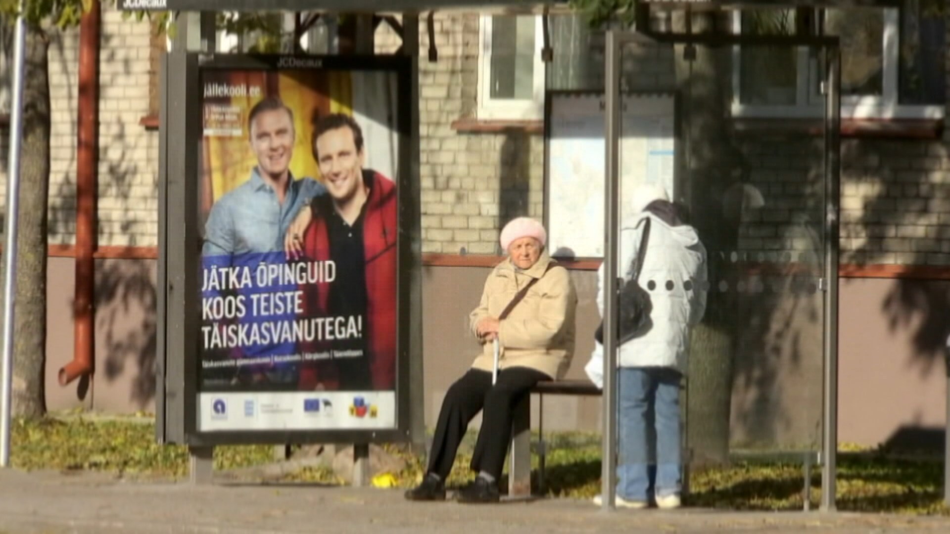 Женщина на остановке