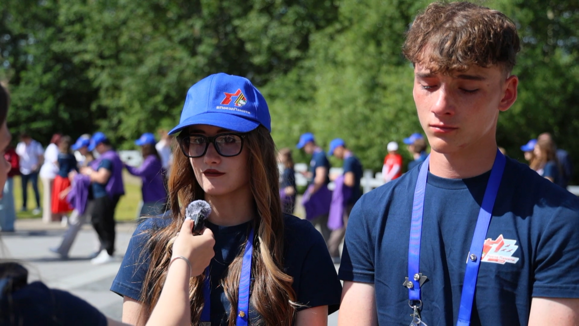 парень и девушка в синих майках
