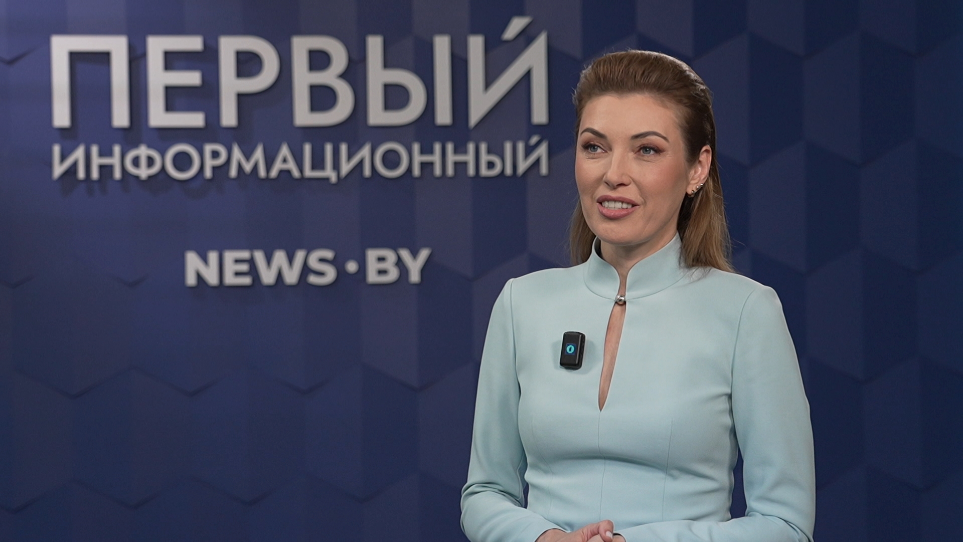 Виктория Сенкевич в студии "первого информационного"