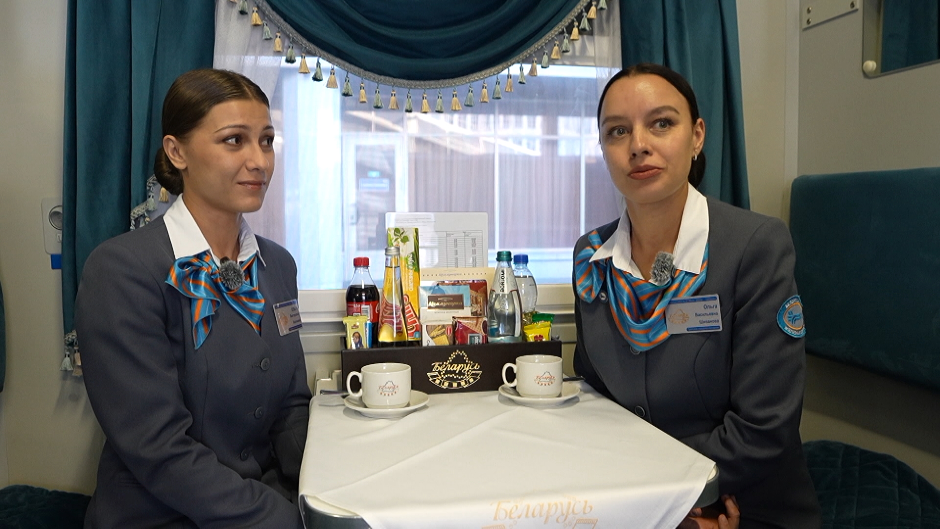 Проводницы фирменного поезда "Беларусь" Ольга Казачкина и Ольга Шиванова за столиком в купе