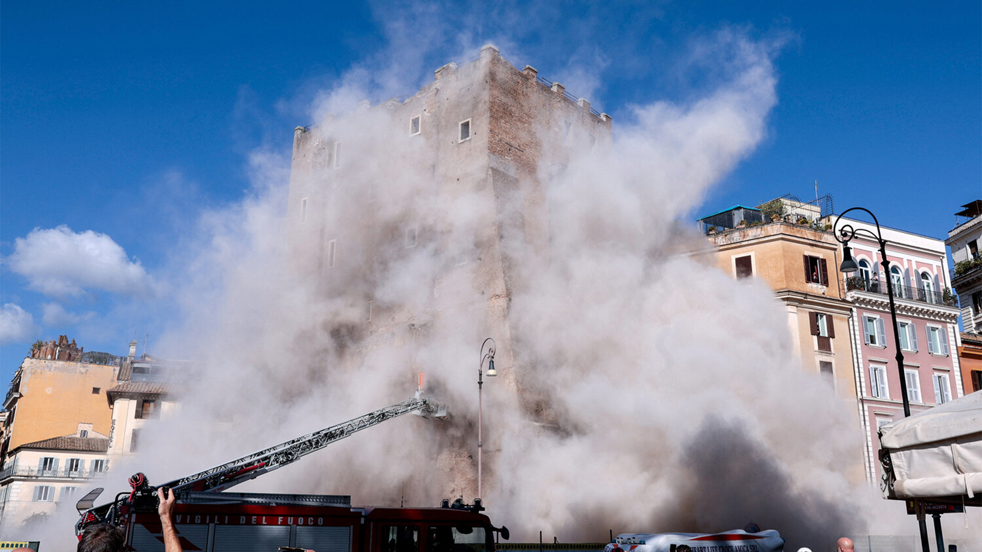 башня Торре дей Конти обрушилась в центре Рима