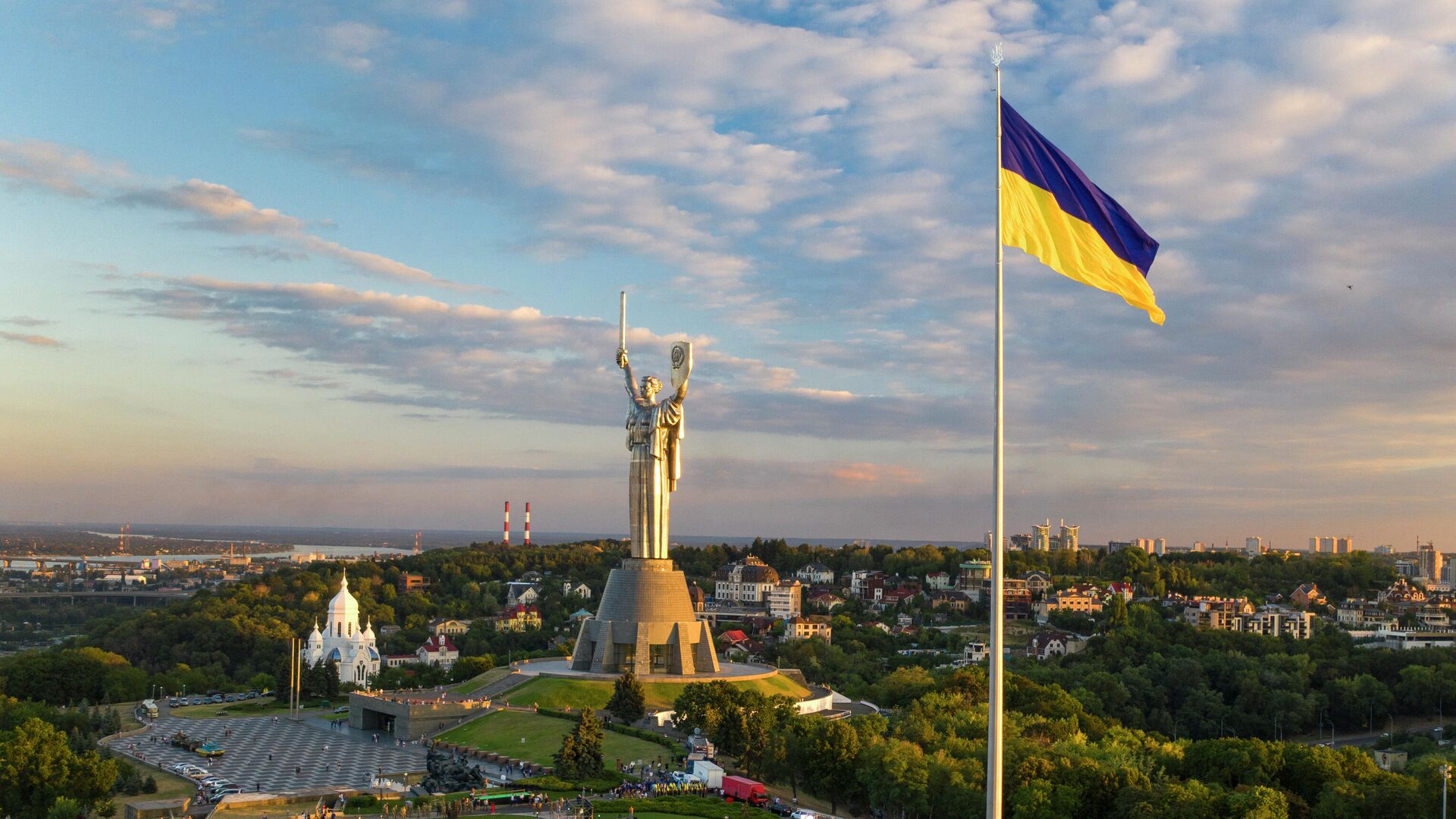 Националисты осквернили памятники Героям ВОВ в трех областях Украины
