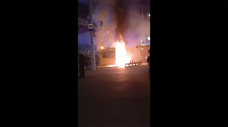 горящий автобус