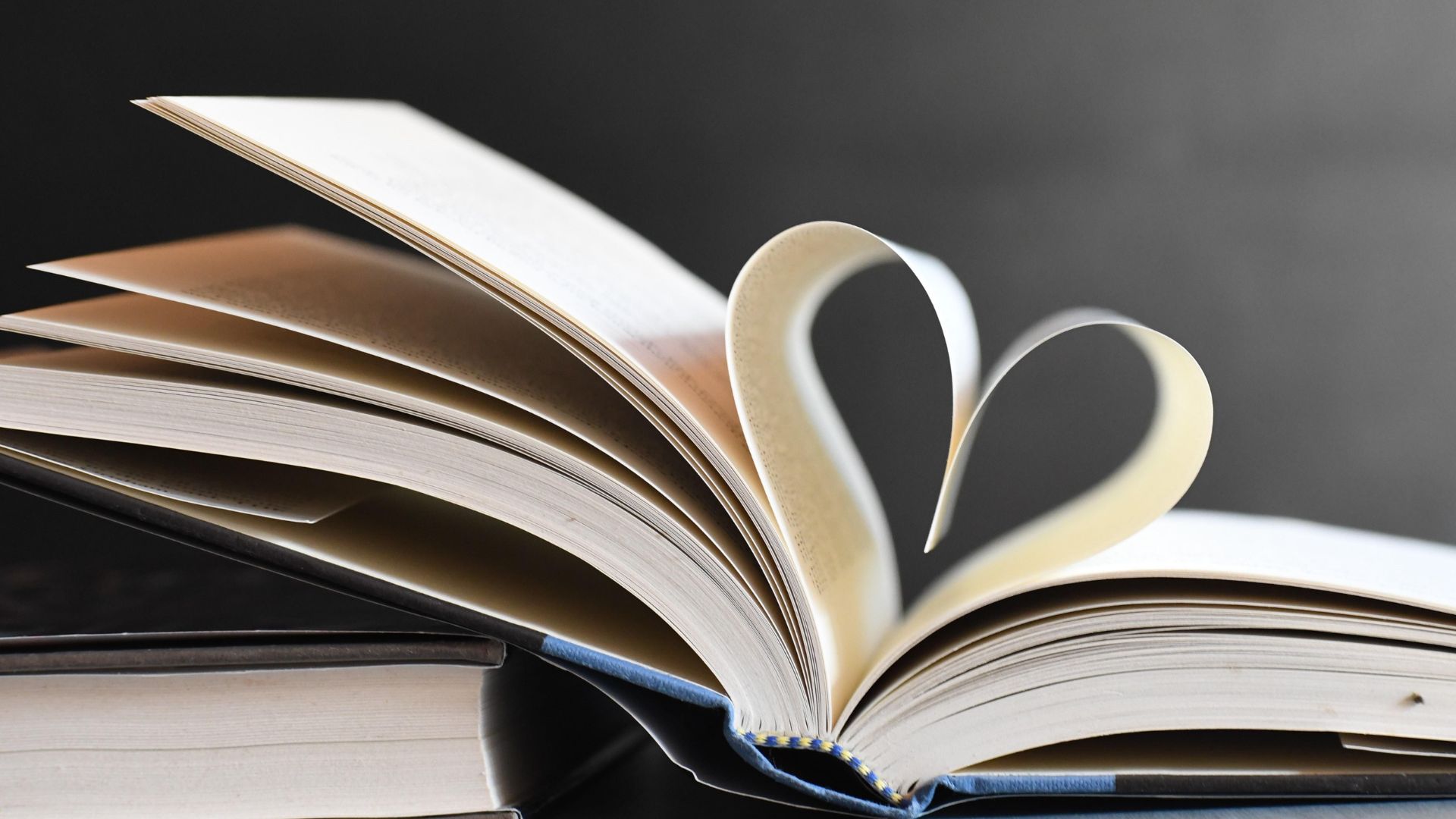 страницы книги сложены в виде сердца
