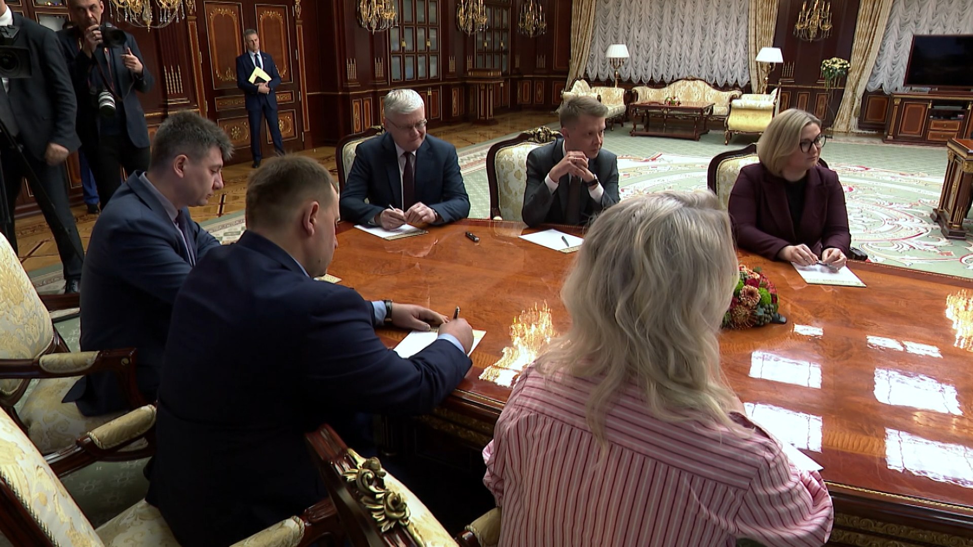 журналисты Пула за столом