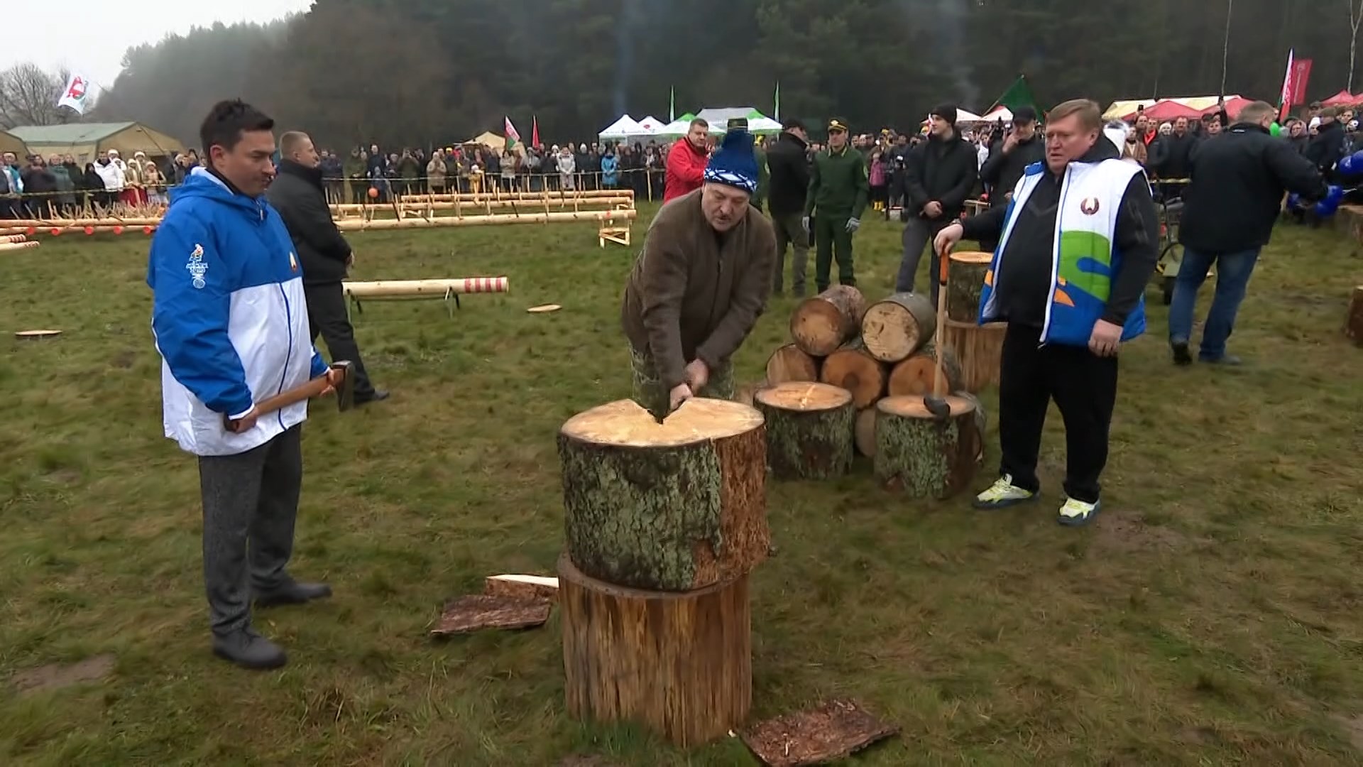 Александр Лукашенко рубит дрова в 2024 году Александр Лукашенко рубит дрова в 2024 году