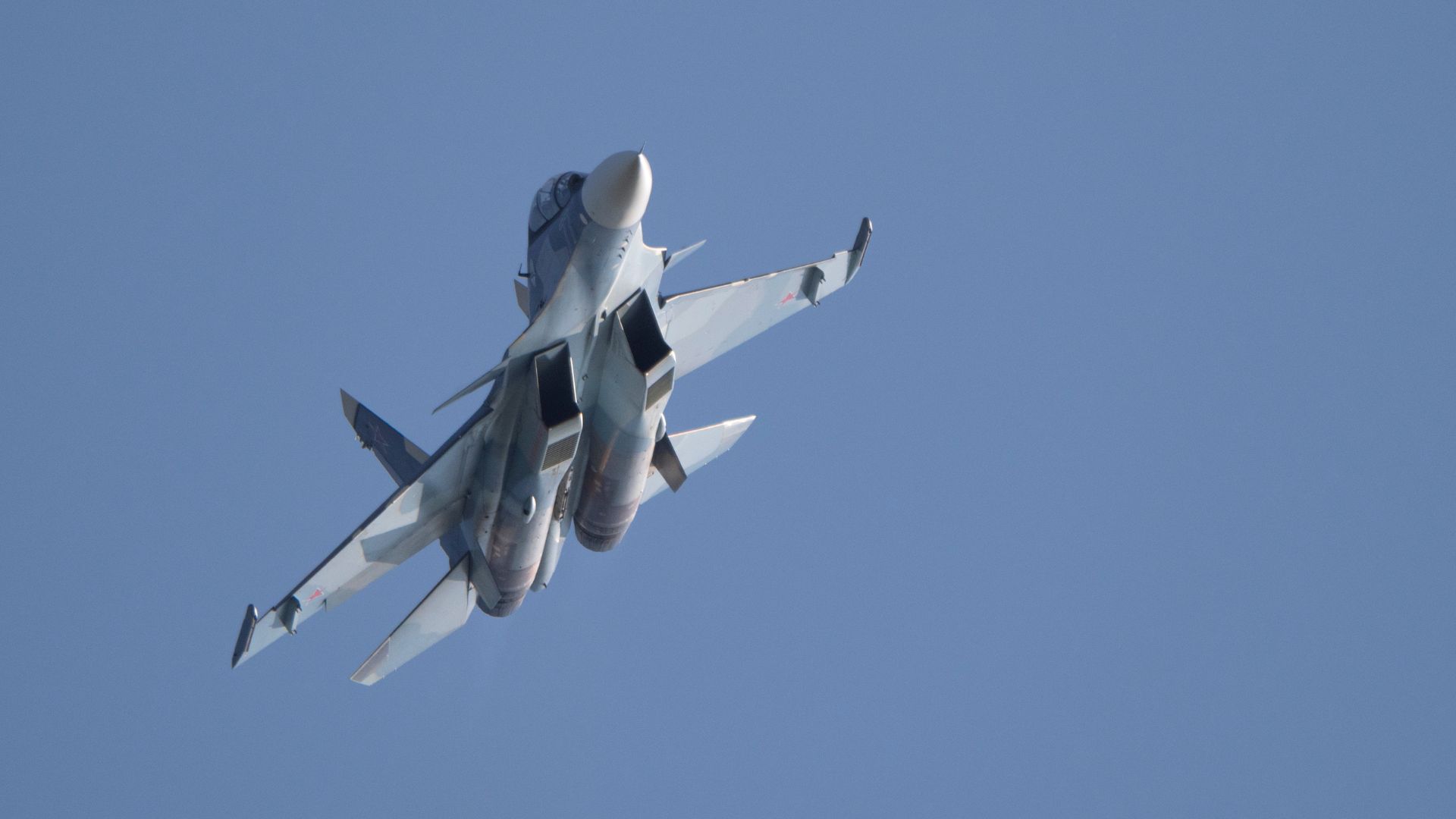 Истребитель Су-30 выполняет тренировочный полет