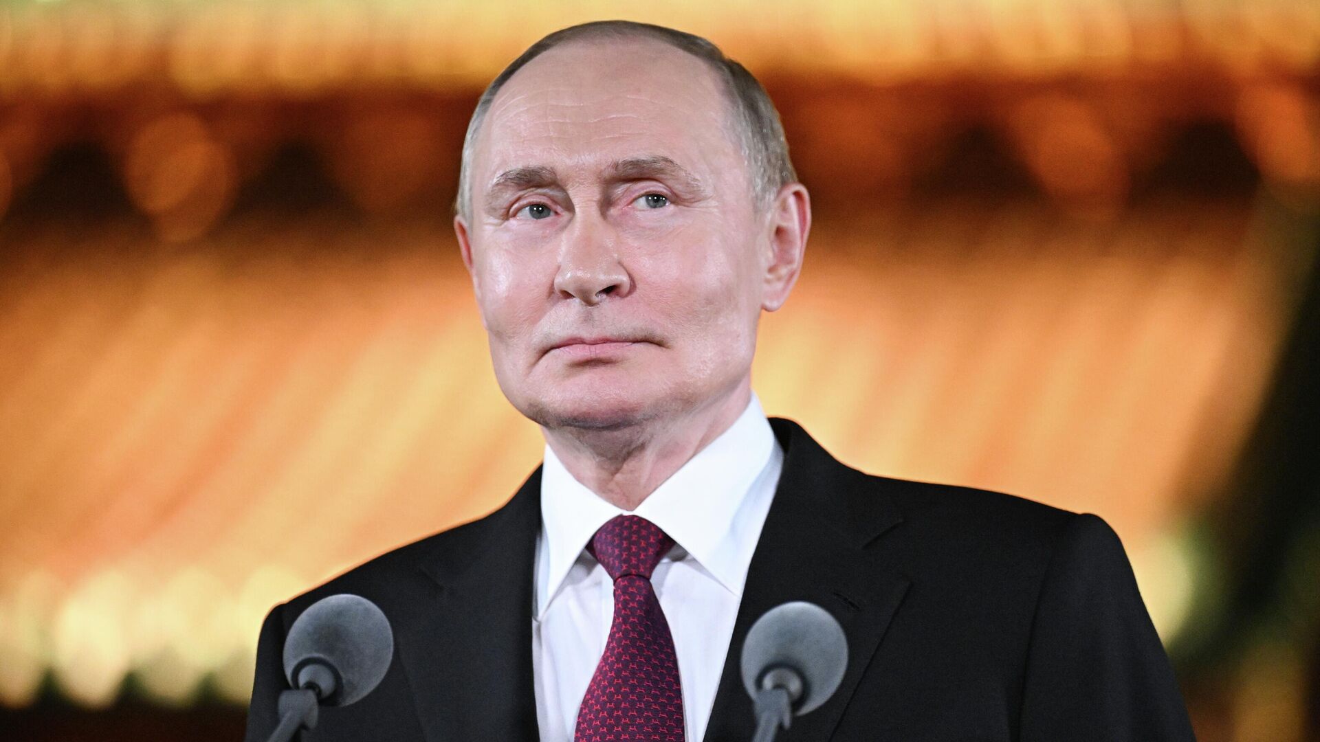 Президент России Владимир Путин за трибуной