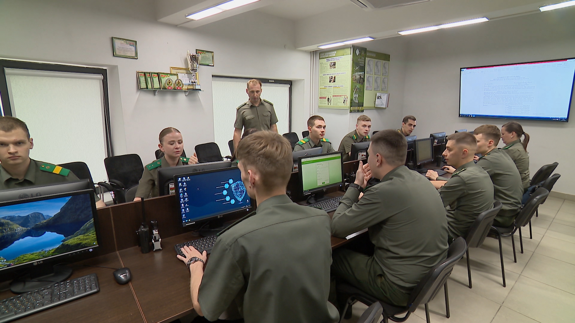 Подготовка пограничников отдела пограничного контроля "Минск"
