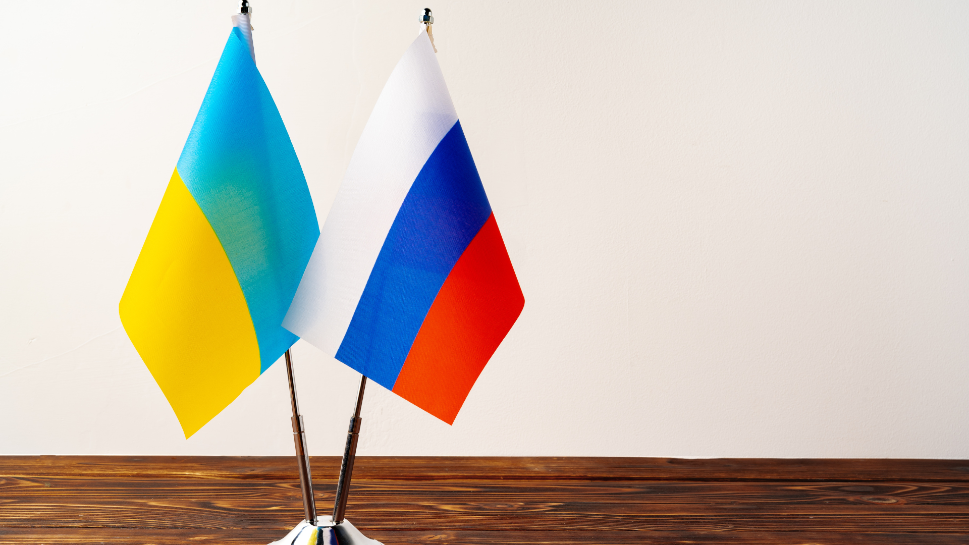 флаги России и Украины