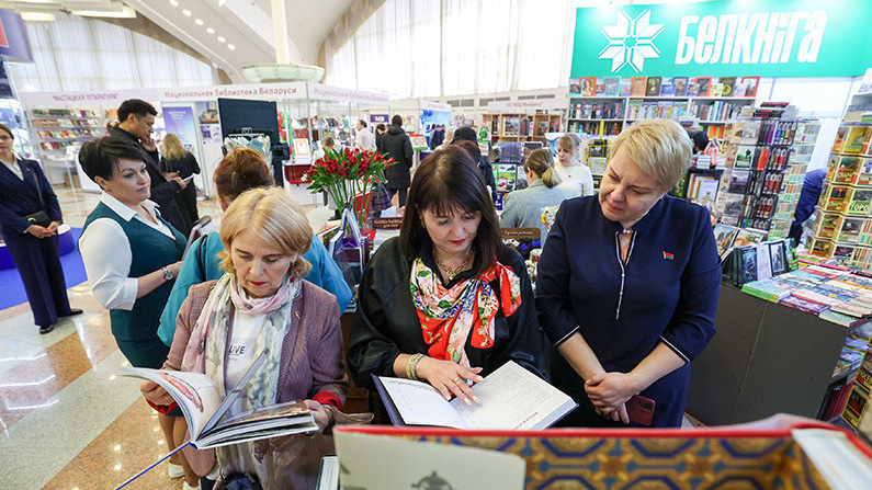 Наталья Голубева о Минской книжной выставке-ярмарке: Для писателей это главное событие года посетители книжной выставки