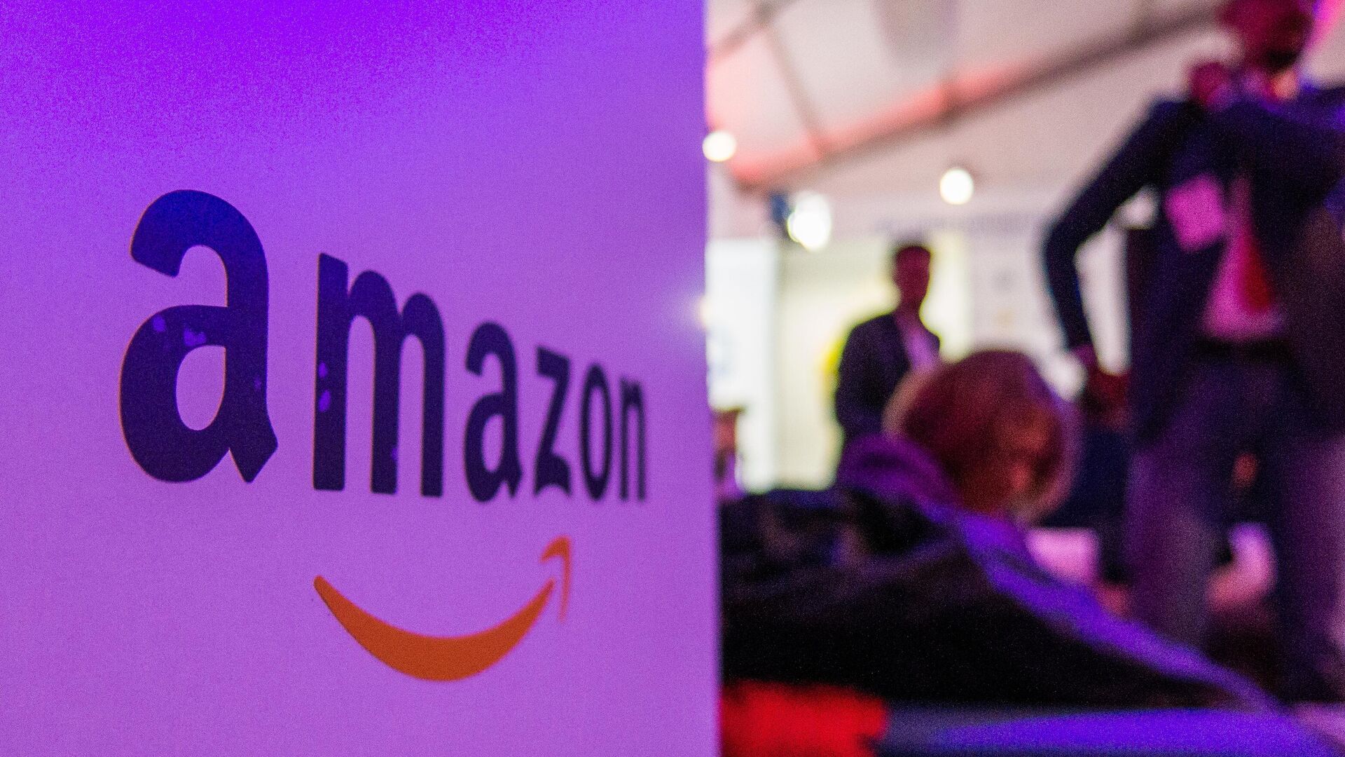 Руководство Amazon планирует уволить до 30 тыс. сотрудников Логотип Amazon