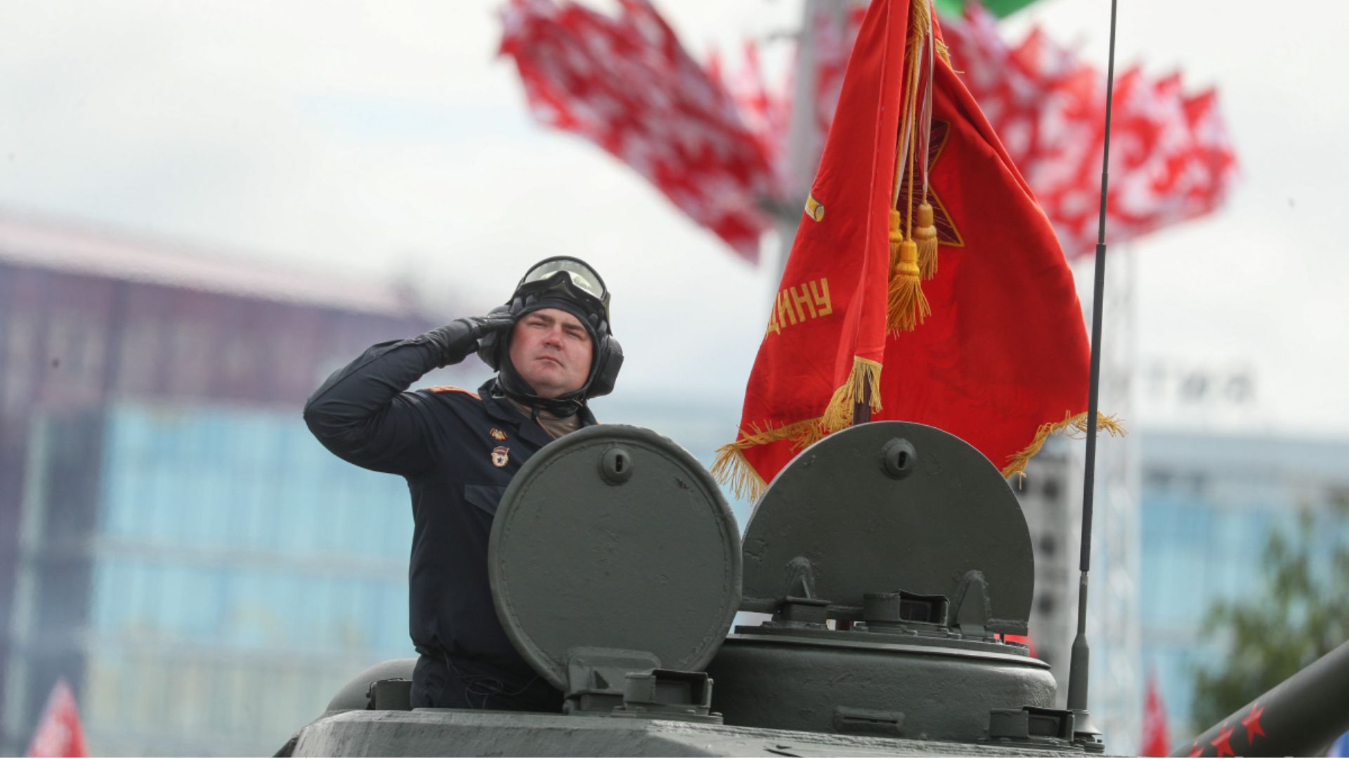 танкист в танке на параде в Беларуси