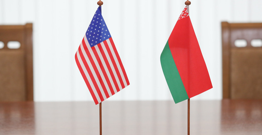 "Привлекательна для здравомыслящих политиков" - зачем делегации США приезжают в Беларусь Флаги Беларуси и США