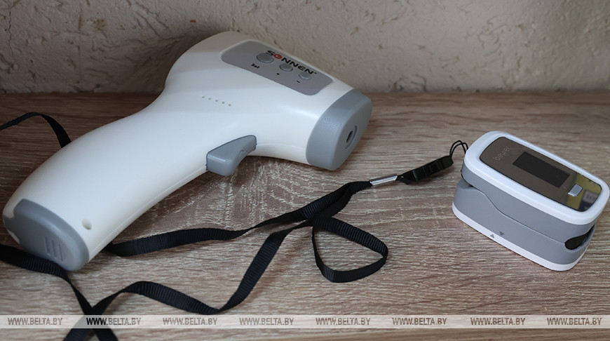 приборы для измерения температуры и кислорода в крови