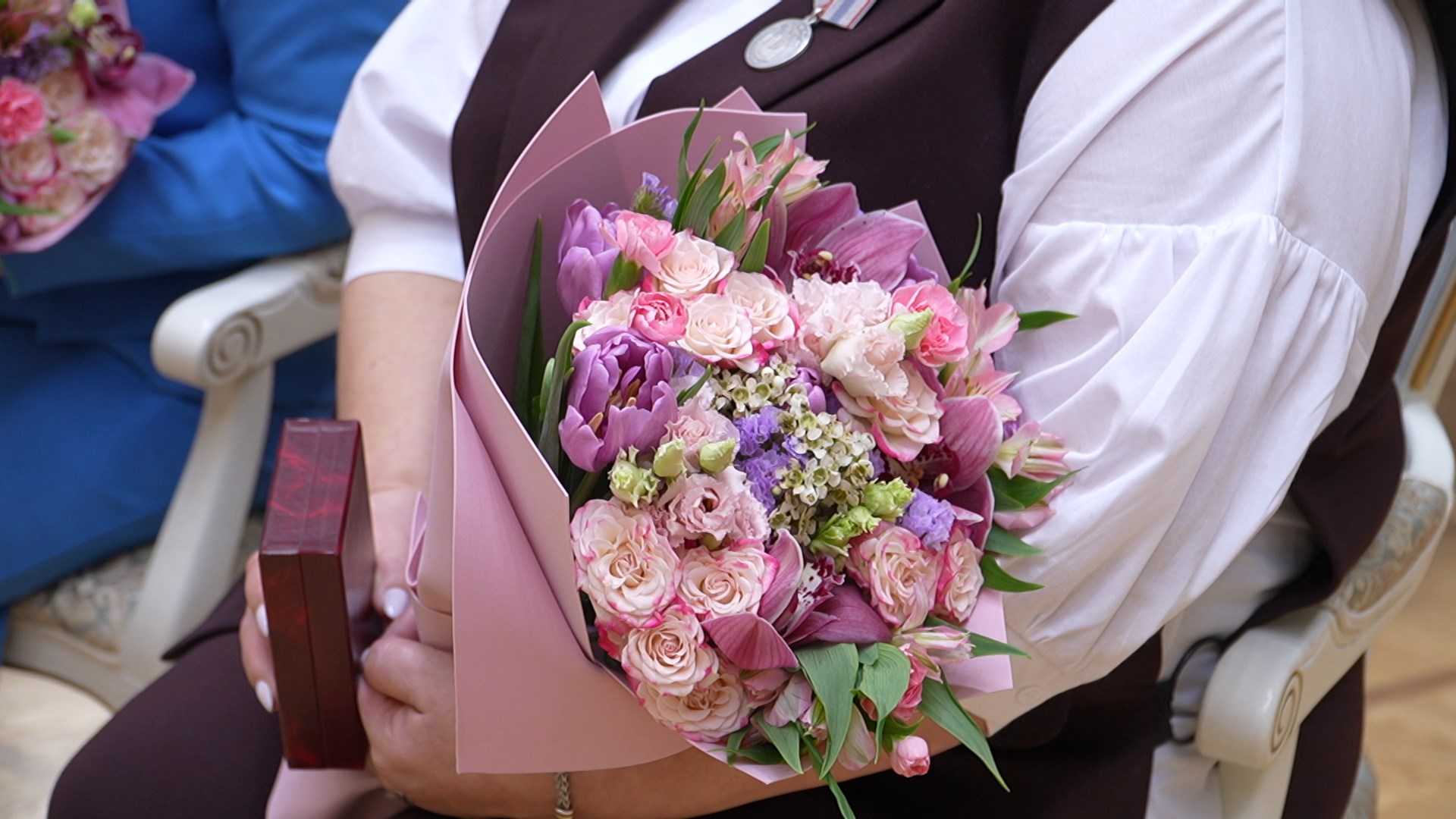 букет в руках