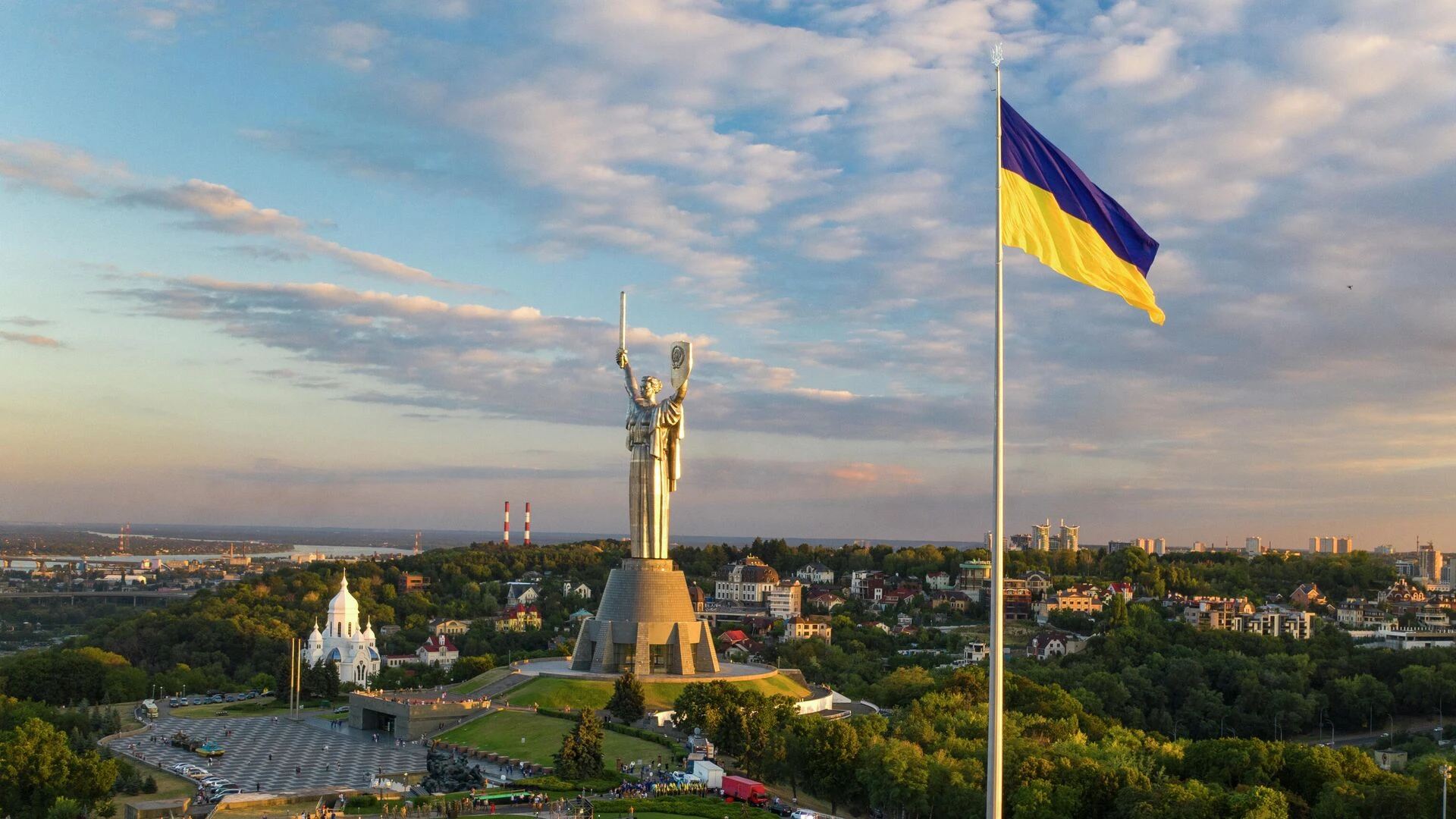 флаг Украины на фоне Киева