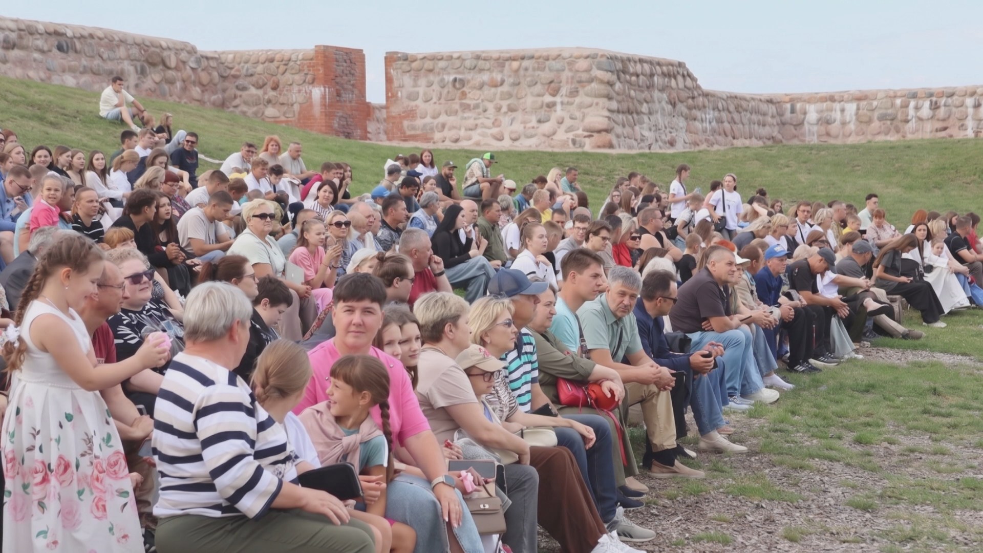люди в импровизированном партере