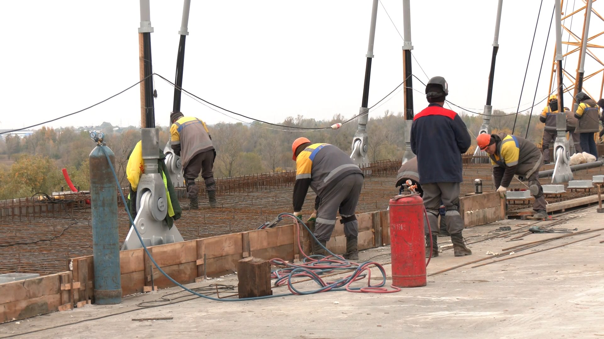 рабочие во время строительства моста рабочие во время строительства моста