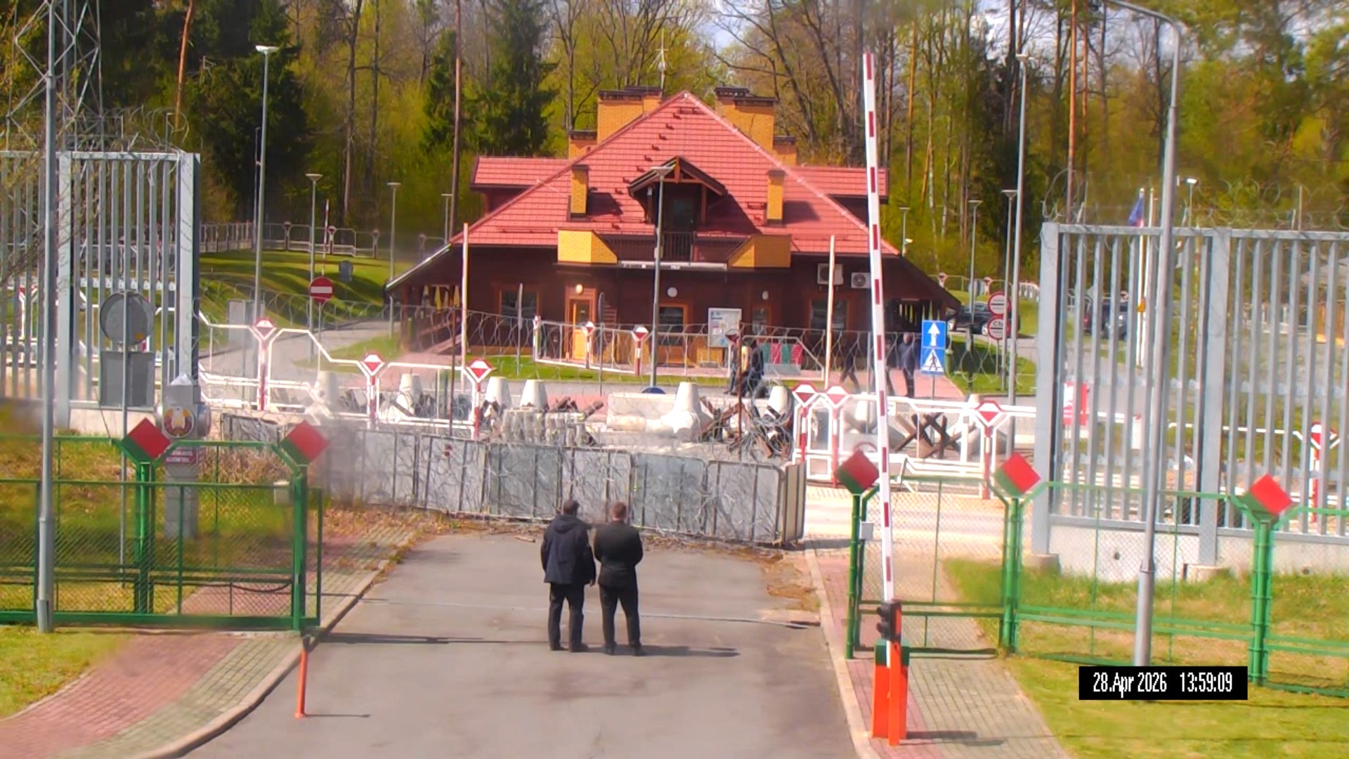 Всего 10 человек: пятеро к нам со стороны Запада и пятеро на Запад