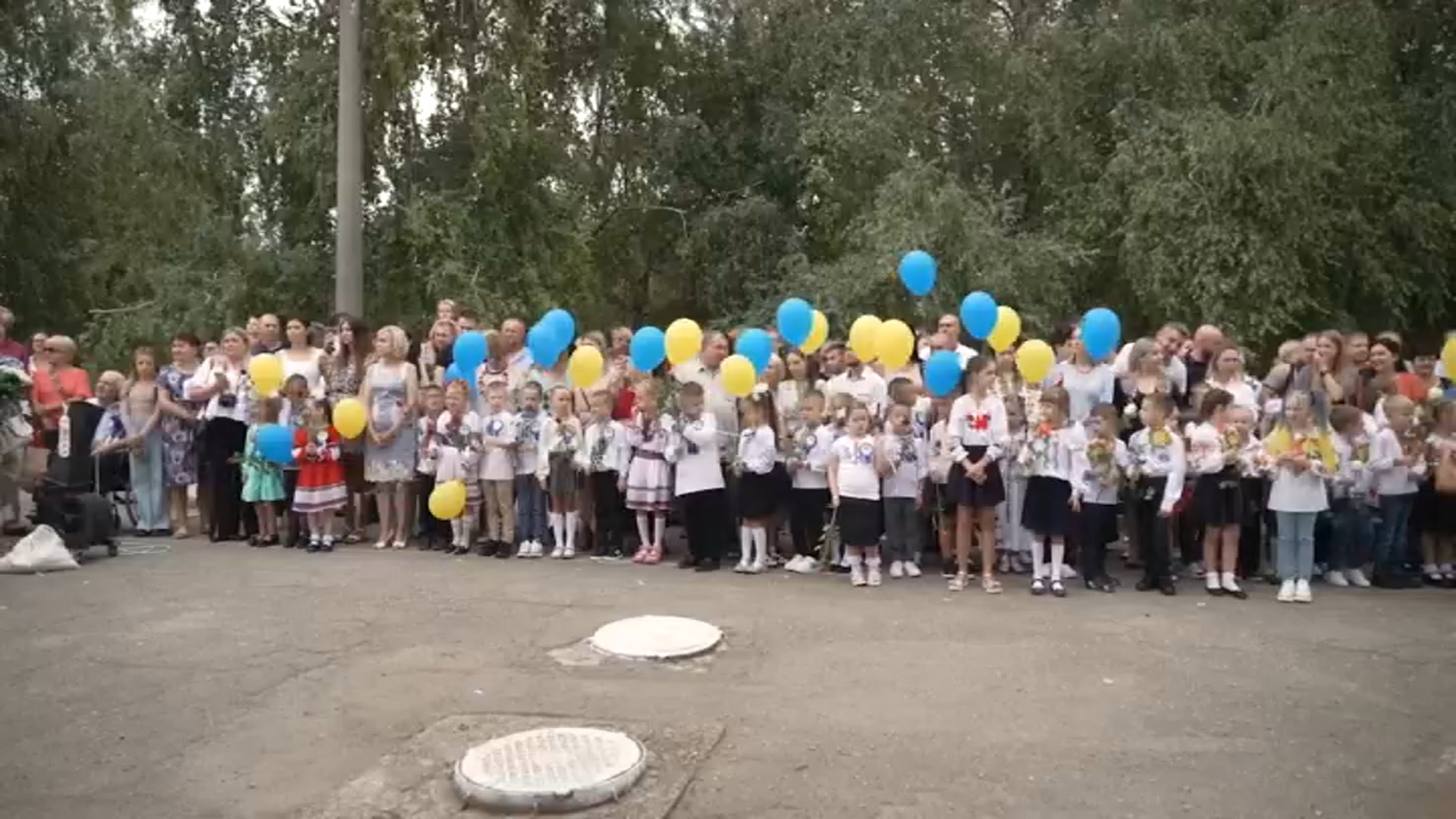 украинские школьники на линейке 1 сентября украинские школьники на линейке 1 сентября