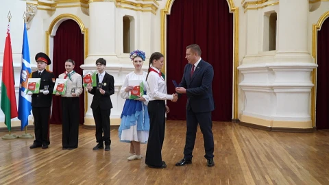 В канун Дня Конституции паспорта юным белорусам вручили в Софийском соборе